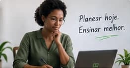 Professora a planear o trabalho num computador portátil